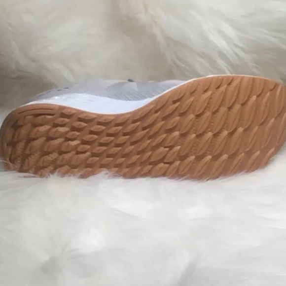 New with box : New Balance women’s shoe size 6.5 . - Picture 4 of 5